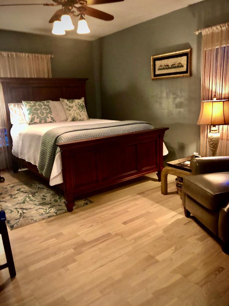 Deluxe Queen Room interior